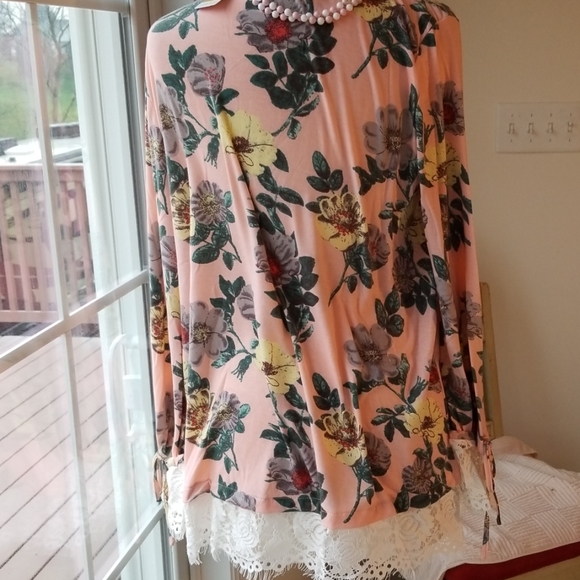 🐼Fall Sale- Suzanne Betro Floral Lace Trim Top - Picture 6 of 8